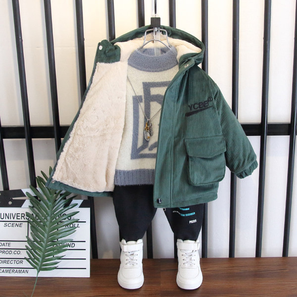 Korszerű gyermekkabát puha béléssel és felirattal