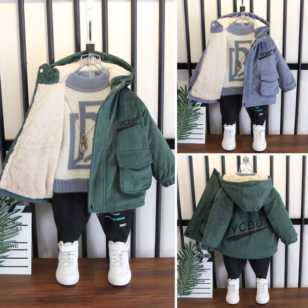 Korszerű gyermekkabát puha béléssel és felirattal