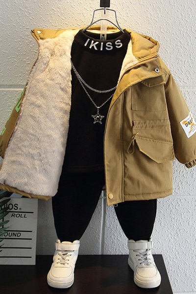 Modern gyerekmelegítő kapucnival, színes feliratokkal