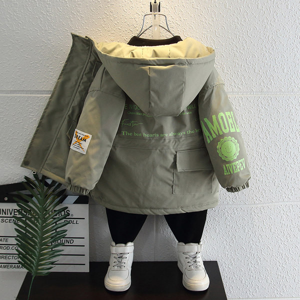 Modern gyerekmelegítő kapucnival, színes feliratokkal