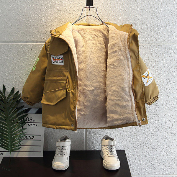 Modern gyerekmelegítő kapucnival, színes feliratokkal