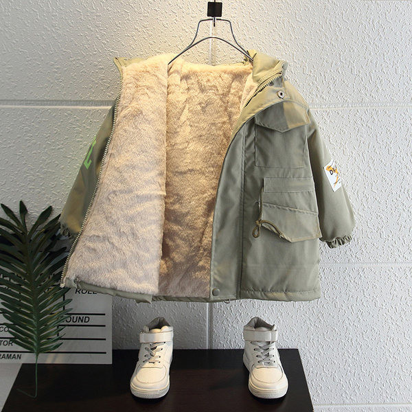 Modern gyerekmelegítő kapucnival, színes feliratokkal