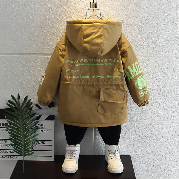 Modern gyerekmelegítő kapucnival, színes feliratokkal