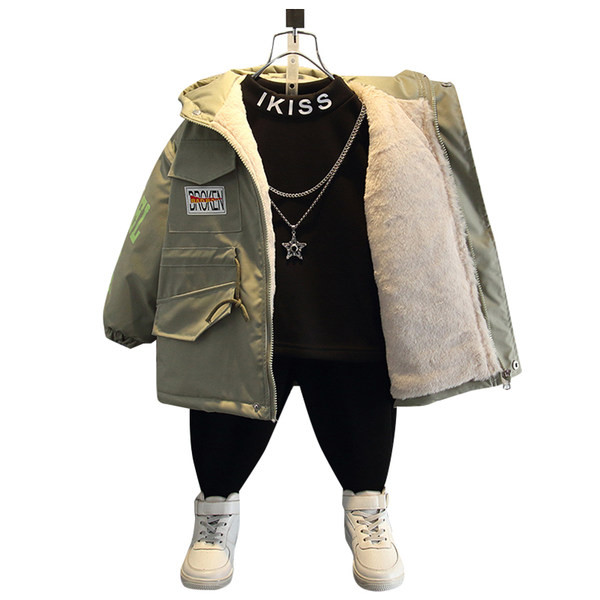 Modern gyerekmelegítő kapucnival, színes feliratokkal