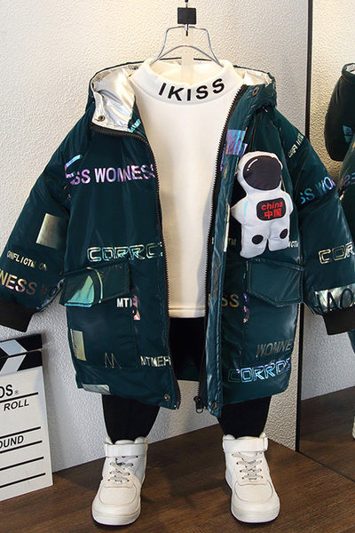 Gyermek téli kabát rátéttel és kapucnival