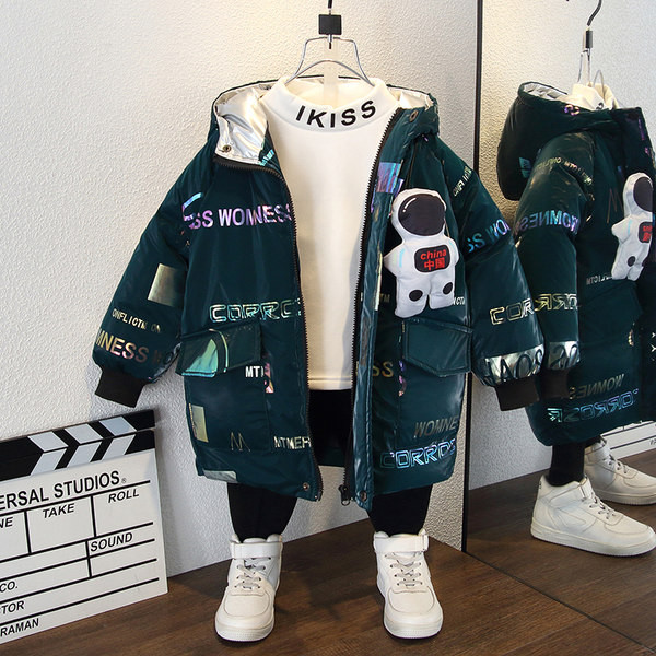 Gyermek téli kabát rátéttel és kapucnival