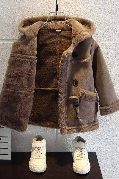 Moodne sulevoodri ja kapuutsiga lastemantel poistele