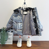 Téli kabát kapucnival és zsebekkel fiúknak