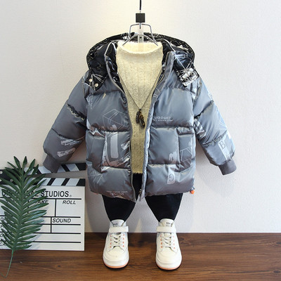 Téli kabát kapucnival és zsebekkel fiúknak