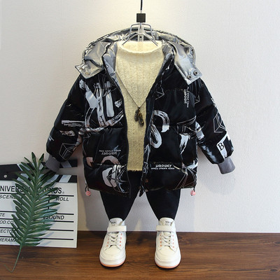 Téli kabát kapucnival és zsebekkel fiúknak