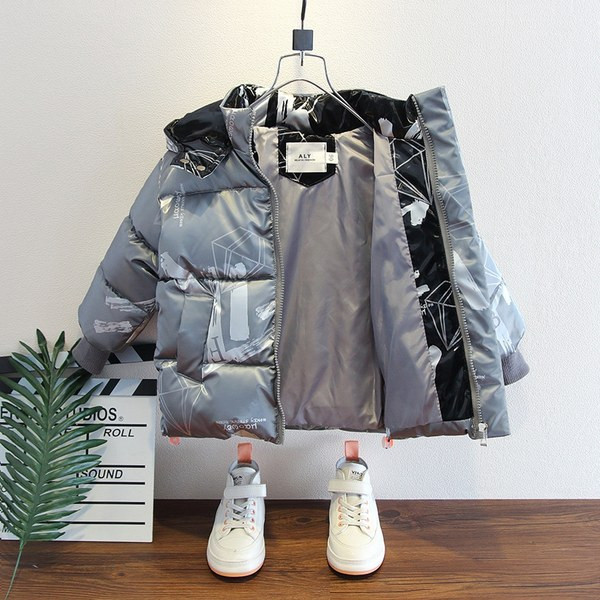 Téli kabát kapucnival és zsebekkel fiúknak