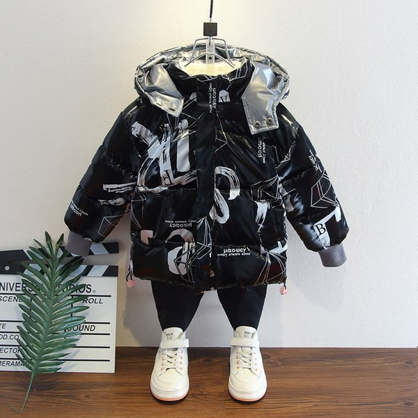 Téli kabát kapucnival és zsebekkel fiúknak