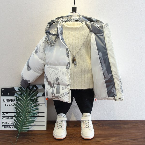 Téli kabát kapucnival és zsebekkel fiúknak