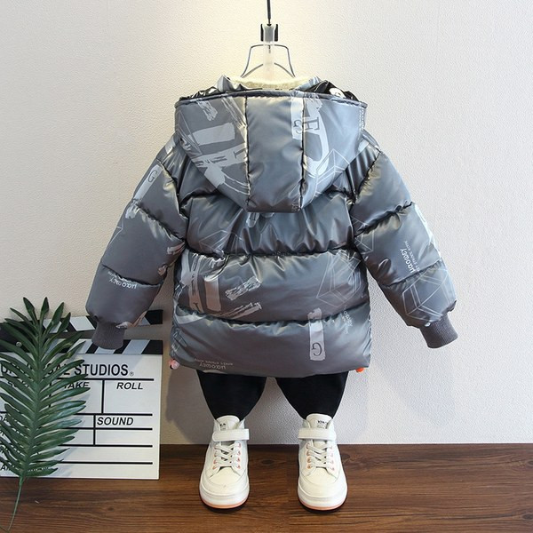 Téli kabát kapucnival és zsebekkel fiúknak