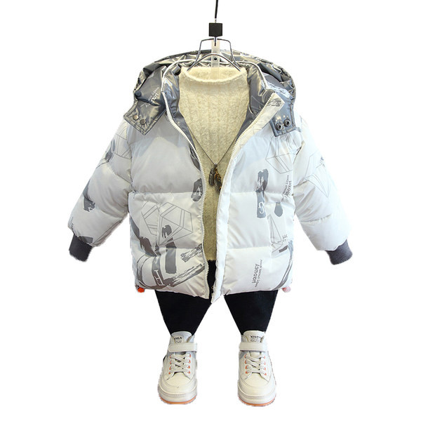 Téli kabát kapucnival és zsebekkel fiúknak