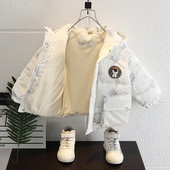 Gyermek téli kabát fiúknak színes rátéttel és kapucnival