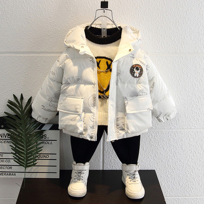 Gyermek téli kabát fiúknak színes rátéttel és kapucnival