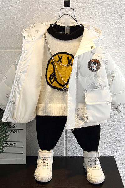 Gyermek téli kabát fiúknak színes rátéttel és kapucnival