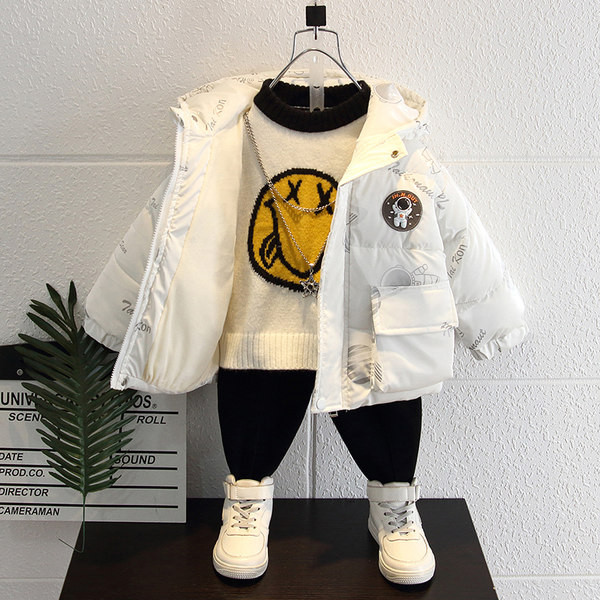 Gyermek téli kabát fiúknak színes rátéttel és kapucnival