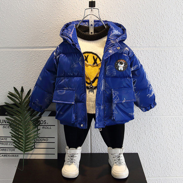 Gyermek téli kabát fiúknak színes rátéttel és kapucnival