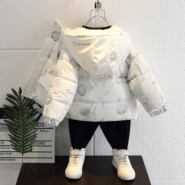 Gyermek téli kabát fiúknak színes rátéttel és kapucnival