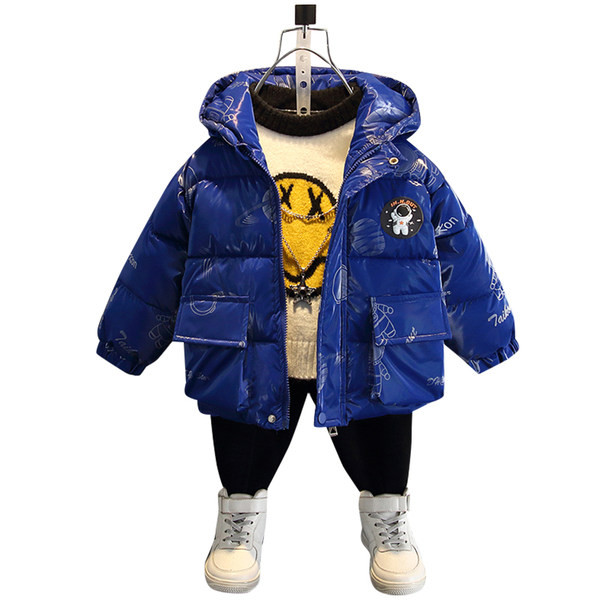 Gyermek téli kabát fiúknak színes rátéttel és kapucnival