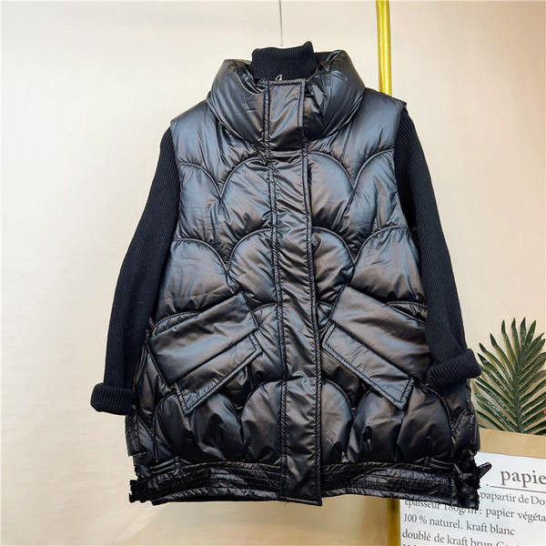 Lai taskutega ja läikiva efektiga naiste vesti mudel