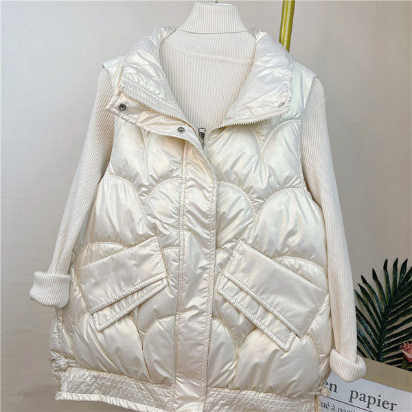 Lai taskutega ja läikiva efektiga naiste vesti mudel