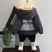 Jesensko-zimska jakna za dječake sa natpisom na leđima