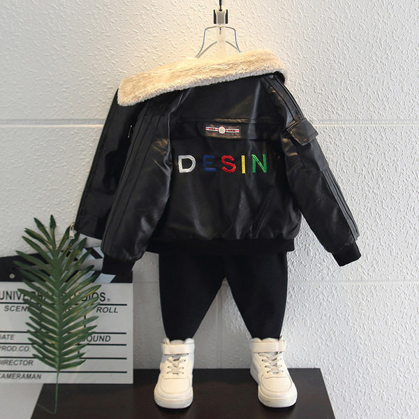 Gyermek bőrdzseki hímzett felirattal