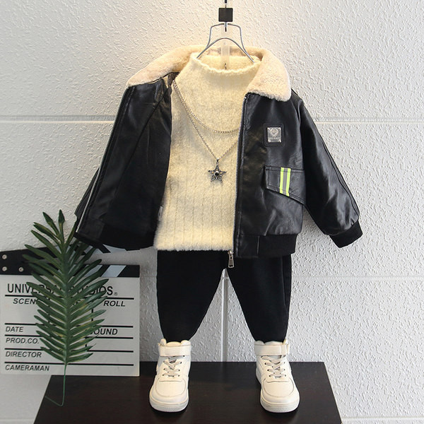 Gyermek bőrdzseki hímzett felirattal