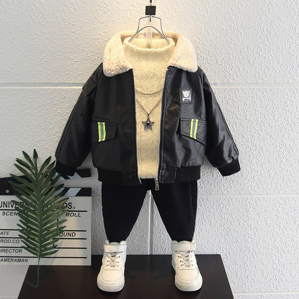 Gyermek bőrdzseki hímzett felirattal