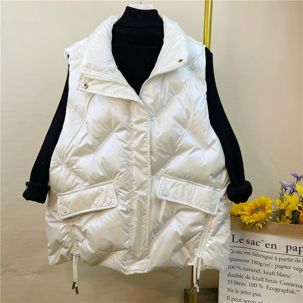 Moodne naiste vesti lai, tepitud efektiga mudel