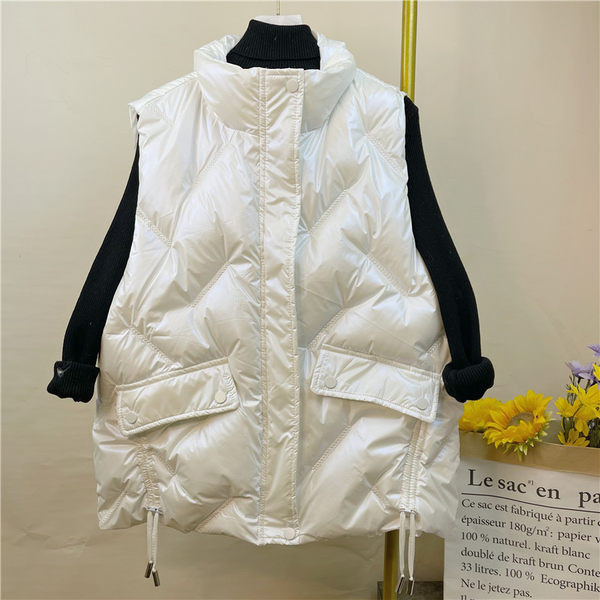 Moodne naiste vesti lai, tepitud efektiga mudel