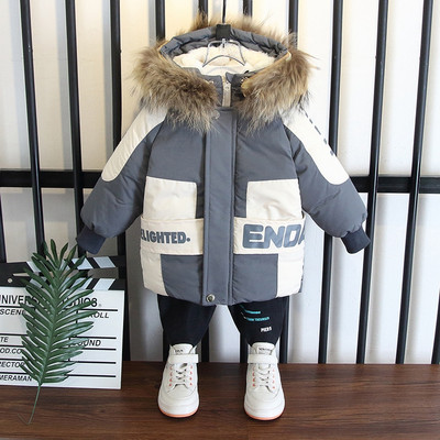 Meleg téli kabát kapucnival és feliratokkal