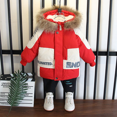 Meleg téli kabát kapucnival és feliratokkal