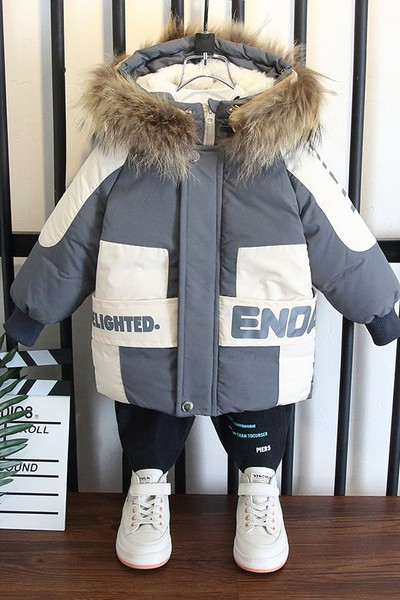 Meleg téli kabát kapucnival és feliratokkal