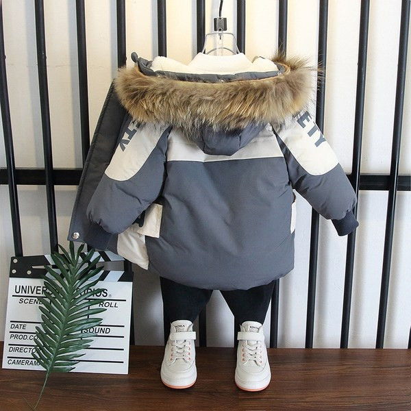 Meleg téli kabát kapucnival és feliratokkal