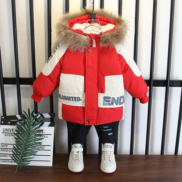 Meleg téli kabát kapucnival és feliratokkal