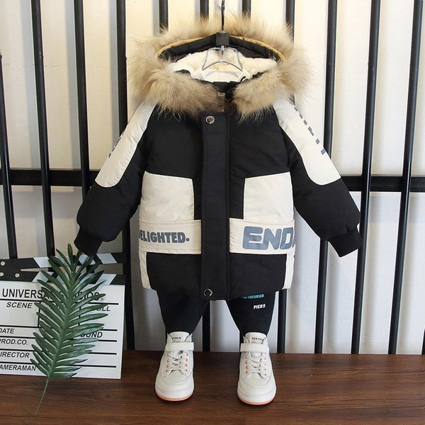 Meleg téli kabát kapucnival és feliratokkal