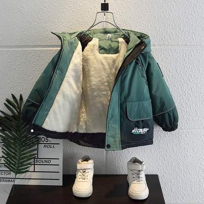 Gyermek téli kabát meleg béléssel és felirattal