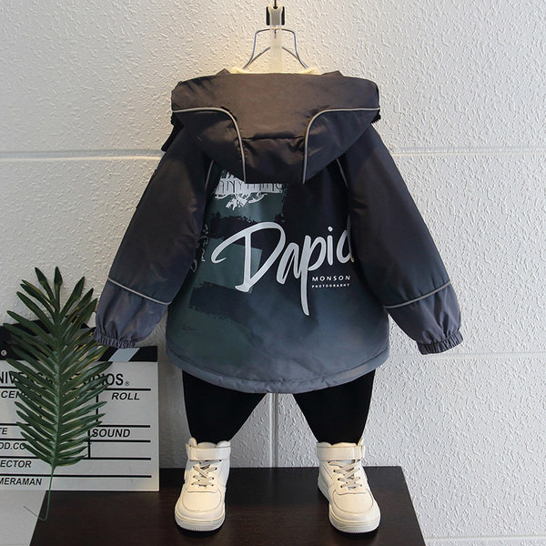 Gyermek téli kabát meleg béléssel és felirattal