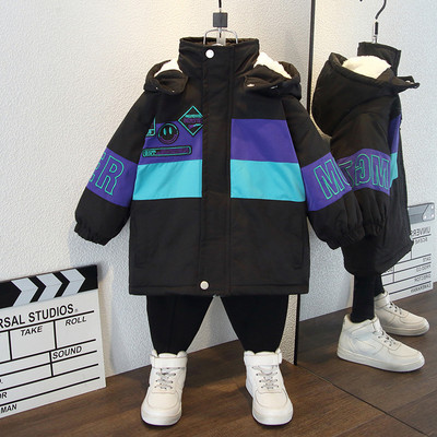 Gyerek kabát fiúknak vastag béléssel és kapucnival