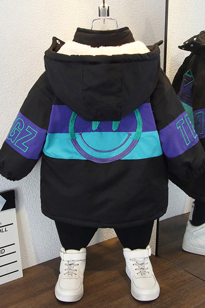 Gyerek kabát fiúknak vastag béléssel és kapucnival