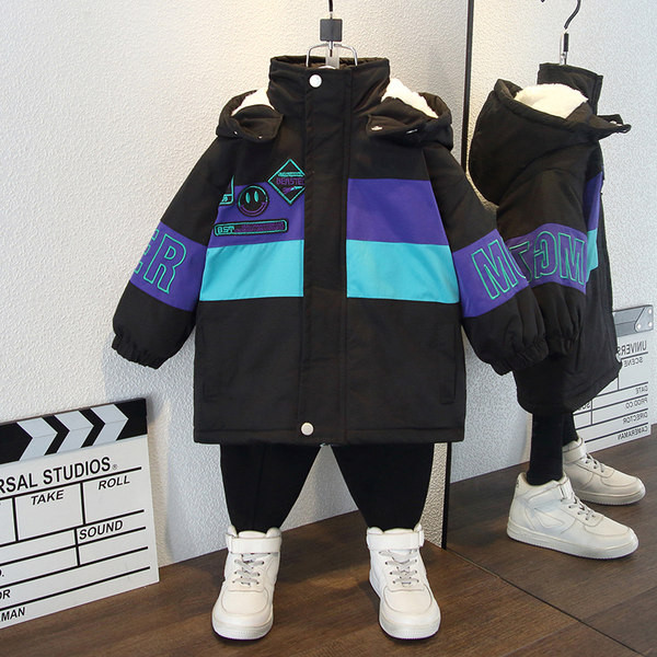 Gyerek kabát fiúknak vastag béléssel és kapucnival