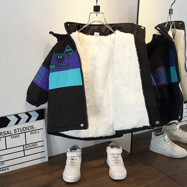 Gyerek kabát fiúknak vastag béléssel és kapucnival