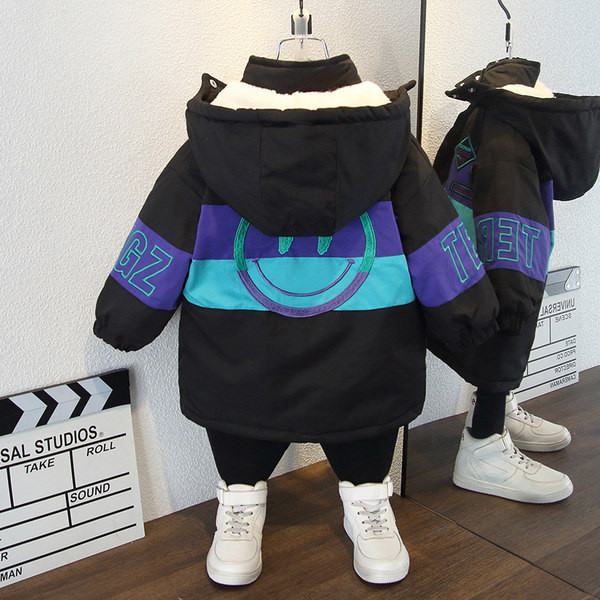 Gyerek kabát fiúknak vastag béléssel és kapucnival