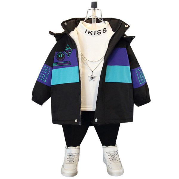 Gyerek kabát fiúknak vastag béléssel és kapucnival