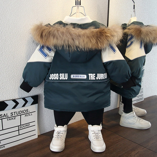 Laste talvejope sulekraega ja kirjaga seljal