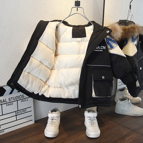 Laste talvejope sulekraega ja kirjaga seljal